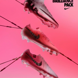 MAD BRILLIANCE 💕

@nikefootball lanza esta nueva colección con total apoyo en campo para el tramo final de temporada y la EURO 2024.

Los colores rosa y blanco pintan los tres silos de la marca americana con distinta presencia en cada uno de ellos. ¿Cuál es tu modelo favorito del nuevo Mad Brilliance Pack?

🛒 Disponible muy pronto en SoloPeloteros.com
—
#nikefootball #Sp #Mercurial #NikePhantom #NikeTiempo