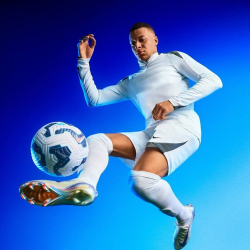 🚨 YA DISPONIBLES 🚨

Tus nuevas @nikefootball Mercurial Blue Print te están esperando en la web de SoloPeloteros.com
—
#nikefootball #Sp #solopeloteros #mbappe #Salma